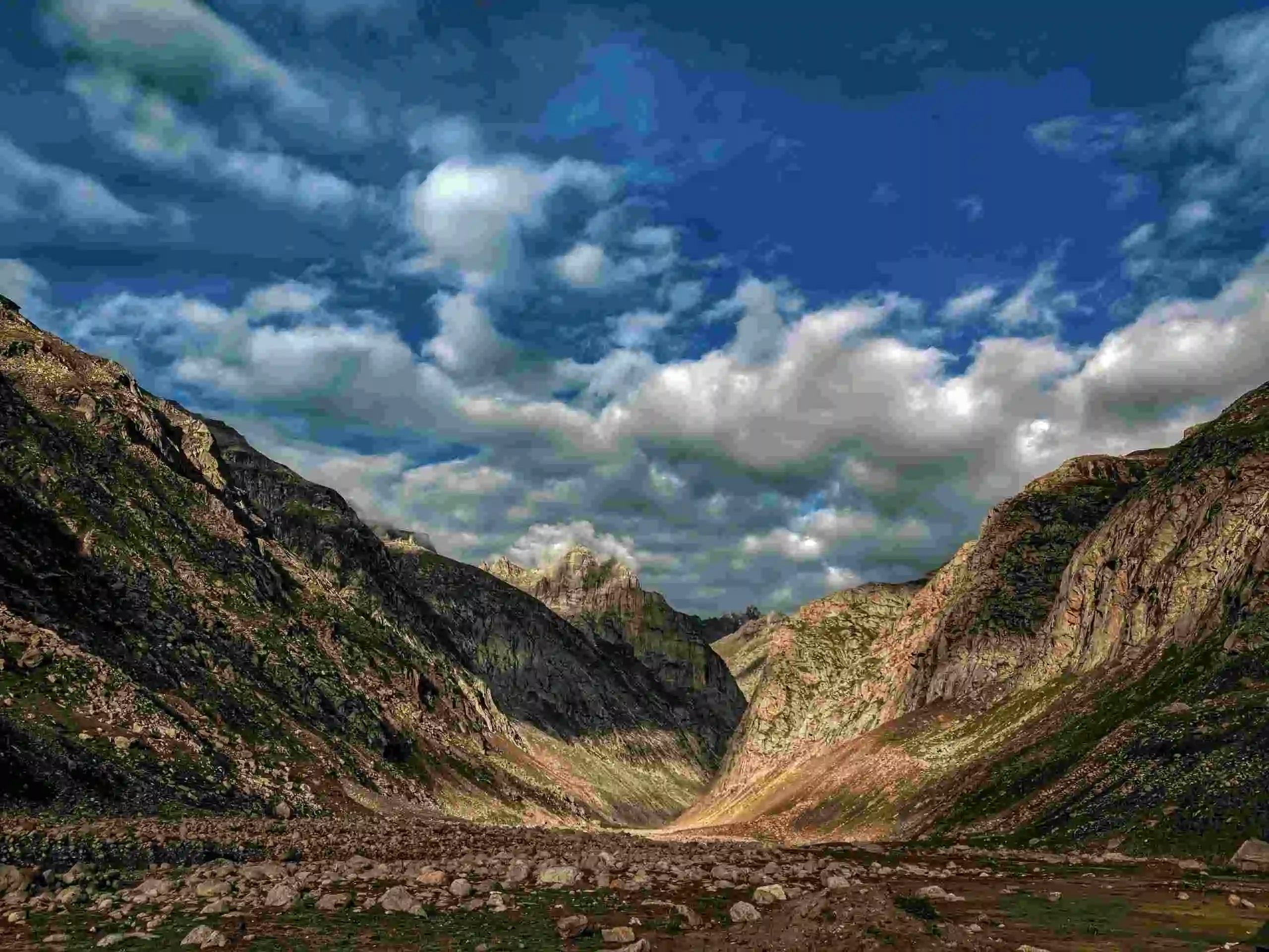 Stunning view of the mountains and blue sky in Himachal Pradesh, India.
